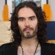 Russell Brand si dichiara non colpevole in tribunale: respinte le accuse di violenza sessuale