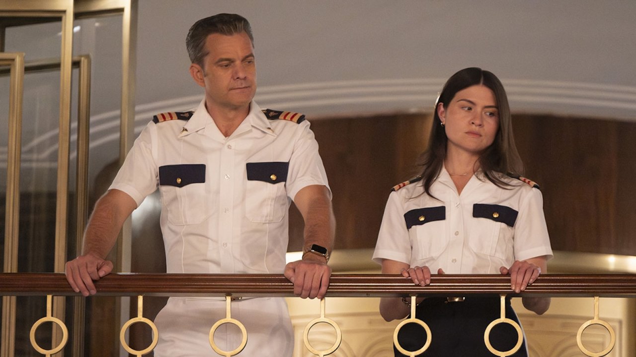 Doctor Odyssey: Joshua Jackson e Phillipa Soo in una scena