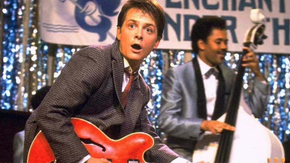 ritorno al futuro michael j fox e le star del film lanciano l appello per ritrovare l iconica gibson rossa