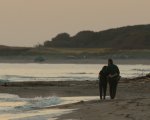 Come gocce d’acqua, la recensione: Edoardo Pesce in una storia di riconciliazione padre-figlia