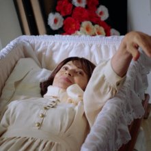 Pacchetto Eternità: Mariana Krumova testa  la comodità di una bara