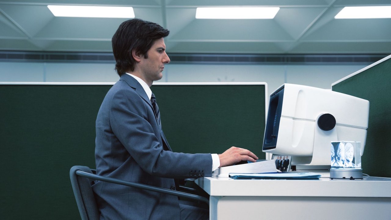 Adam Scott in una scena dalla prima stagione di Scissione