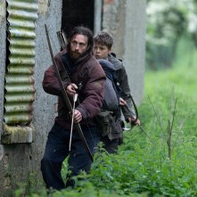 28 anni dopo: Aaron Taylor-Johnson, Alfie Williams in una scena del film