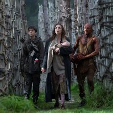 28 anni dopo: Alfie Williams, Ralph Fiennes e Jodie Comer in una scena