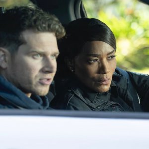 9-1-1 8. Angela Bassett e Oliver Stark in una scena dell'episodio 15.
