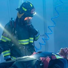 9-1-1 8. Bobby e Ravi assistono Chimney nell'episodio Lab Rats.