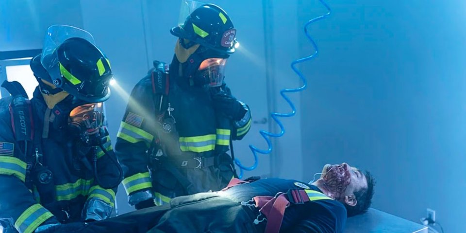 9 1 1 Peter Krause Anirudh Pisharody Kenneth Choi Scena Ottava Stagione Serie Tv Disney Plus