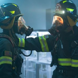 9-1-1 8. Peter Krause e Anirudh Pisharody in una scena dell'episodio 15.