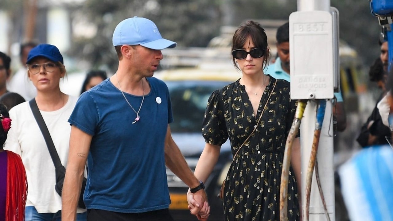 Chris Martin e Dakota Johnson paparazzati per la strada