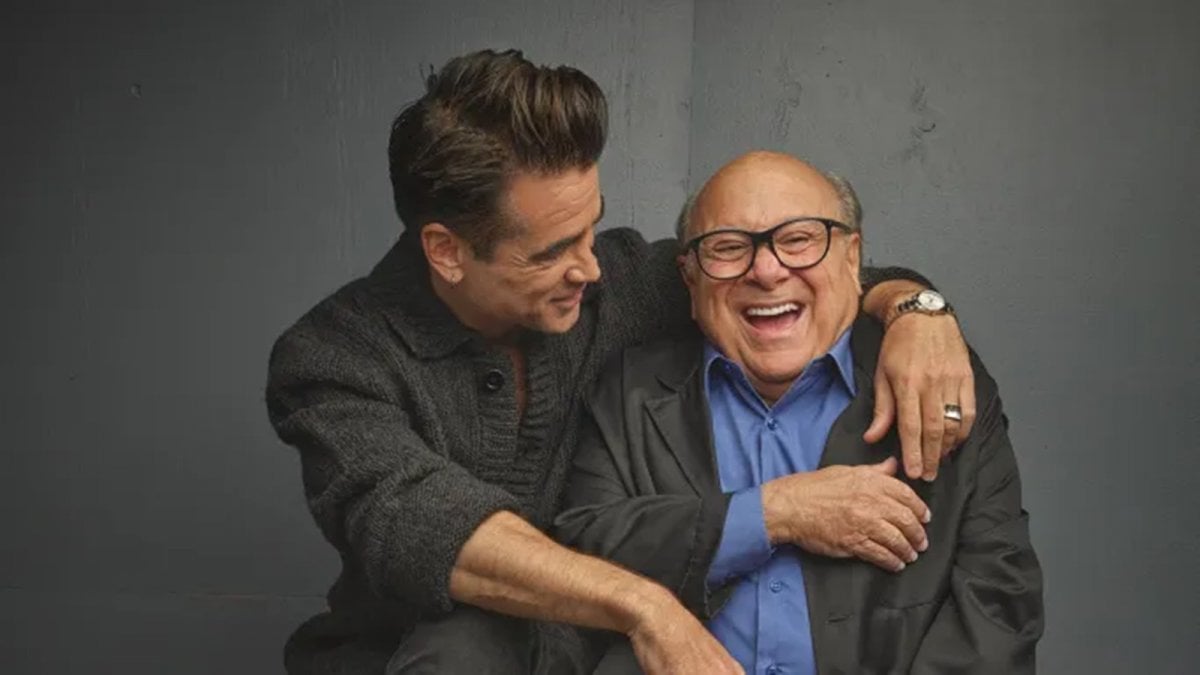 Danny DeVito e Arnold Schwarzenegger prendono scherzosamente di mira Colin Farrell per il suo look Danny DeVito e Arnold Schwarzenegger prendono scherzosamente di mira Colin Farrell per il suo look