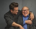 Danny DeVito e Arnold Schwarzenegger prendono scherzosamente di mira Colin Farrell per il suo look