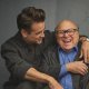 Danny DeVito e Arnold Schwarzenegger prendono scherzosamente di mira Colin Farrell per il suo look