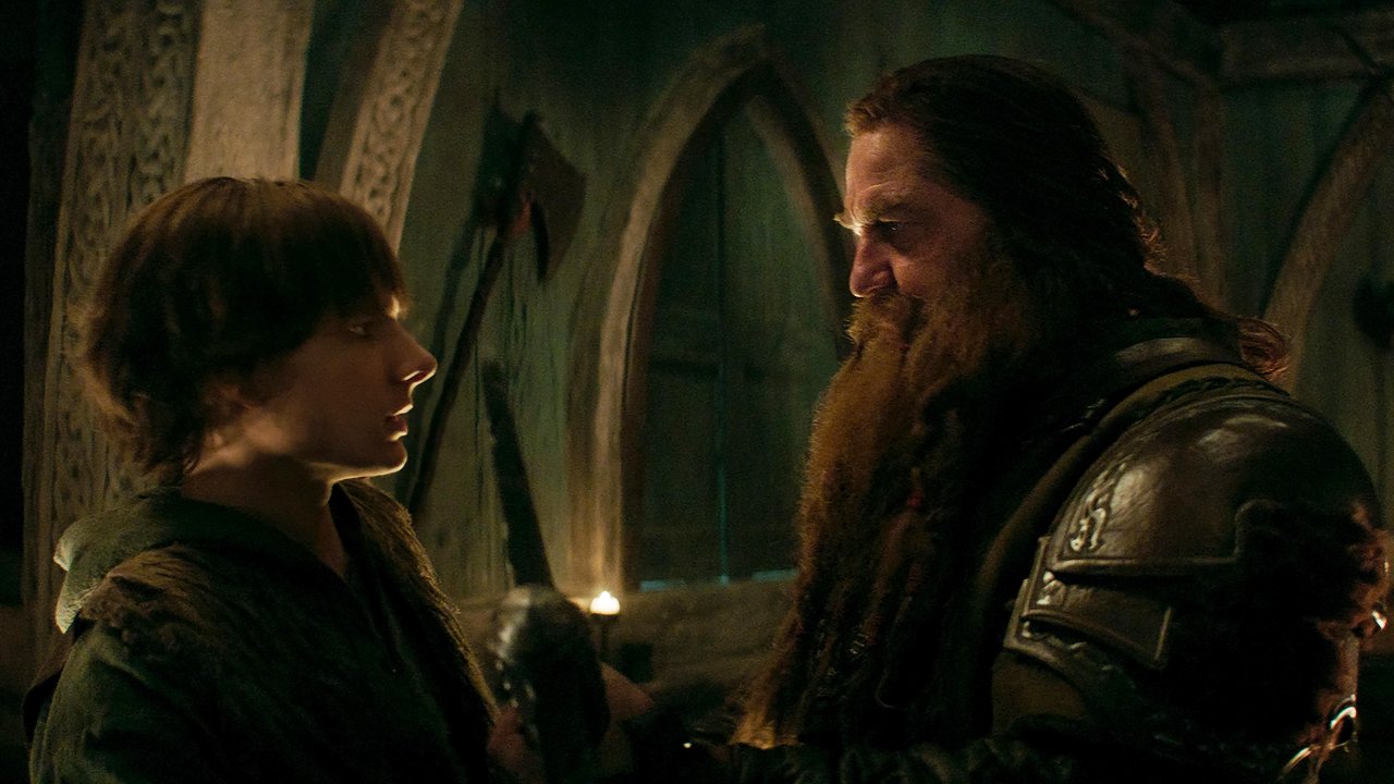 Gerard Butler e Mason Thames in una scena di Dragon Trainer