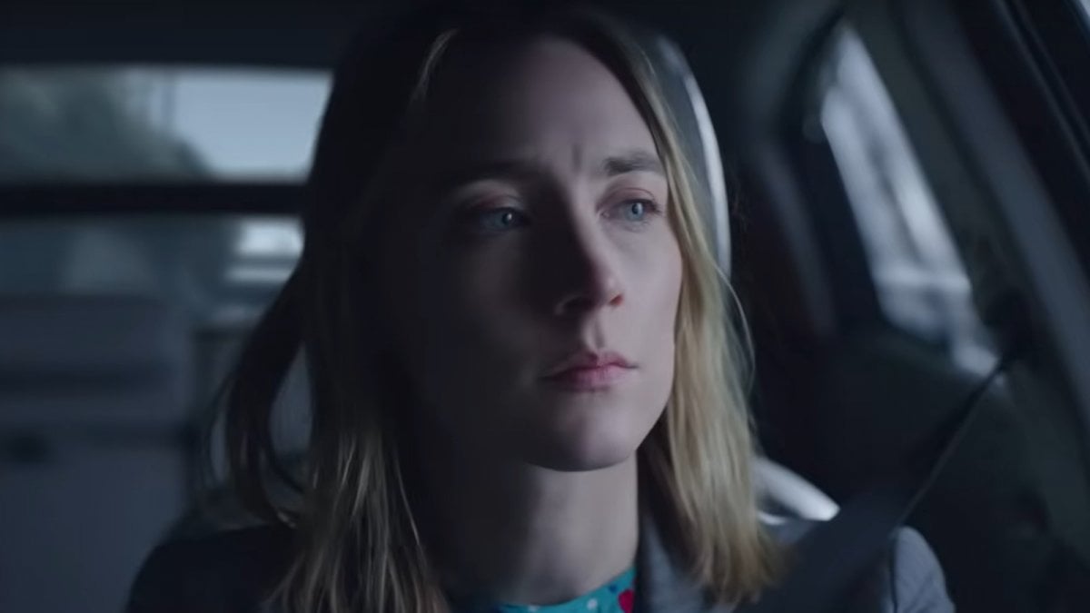 Saoirse Ronan rischia di impazzire nel video di Psycho Killer diretto da Mike Mills Saoirse Ronan rischia di impazzire nel video di Psycho Killer diretto da Mike Mills