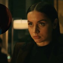 Ballerina: Ana De Armas e, nello specchio, il riflesso di Keanu Reeves