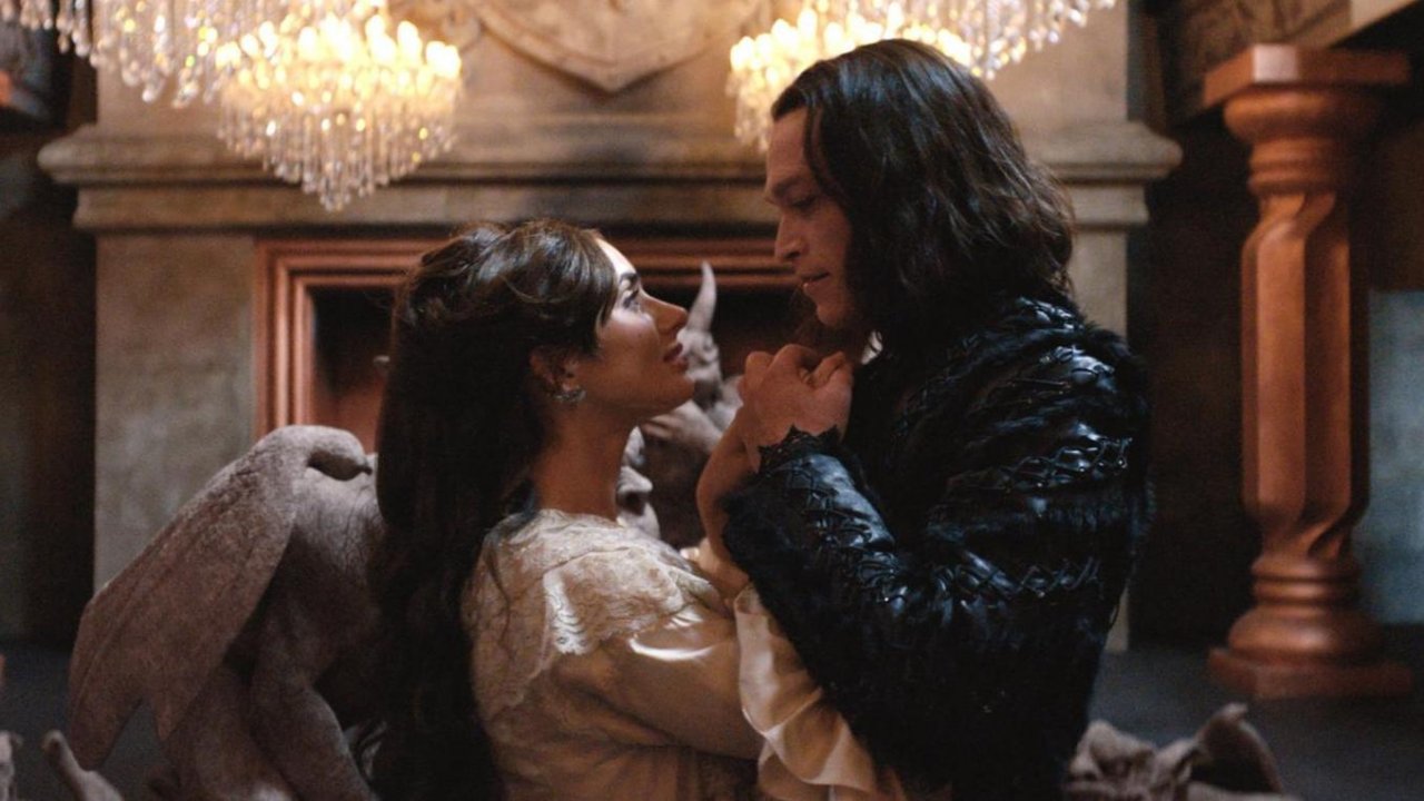 Caleb Landry Jones e Zoë Bleu in una scena di Dracula - L'amore perduto