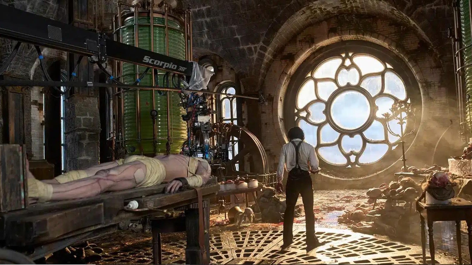 Oscar Isaac nello studio dello scienziato