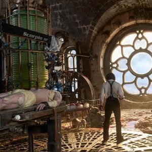 Frankenstein: Oscar Isaac sul sontuoso set creato da Guillermo del Toro