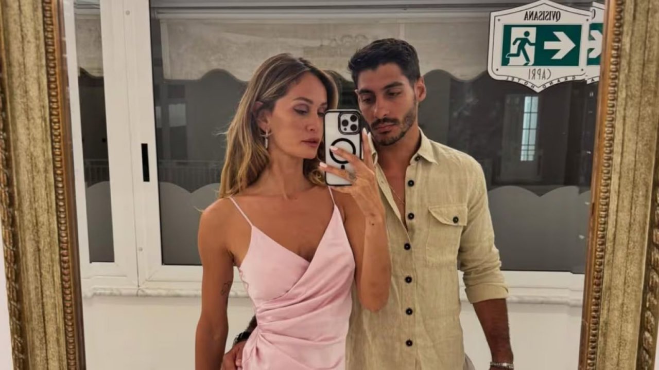 Helena e Javier si fanno un selfie