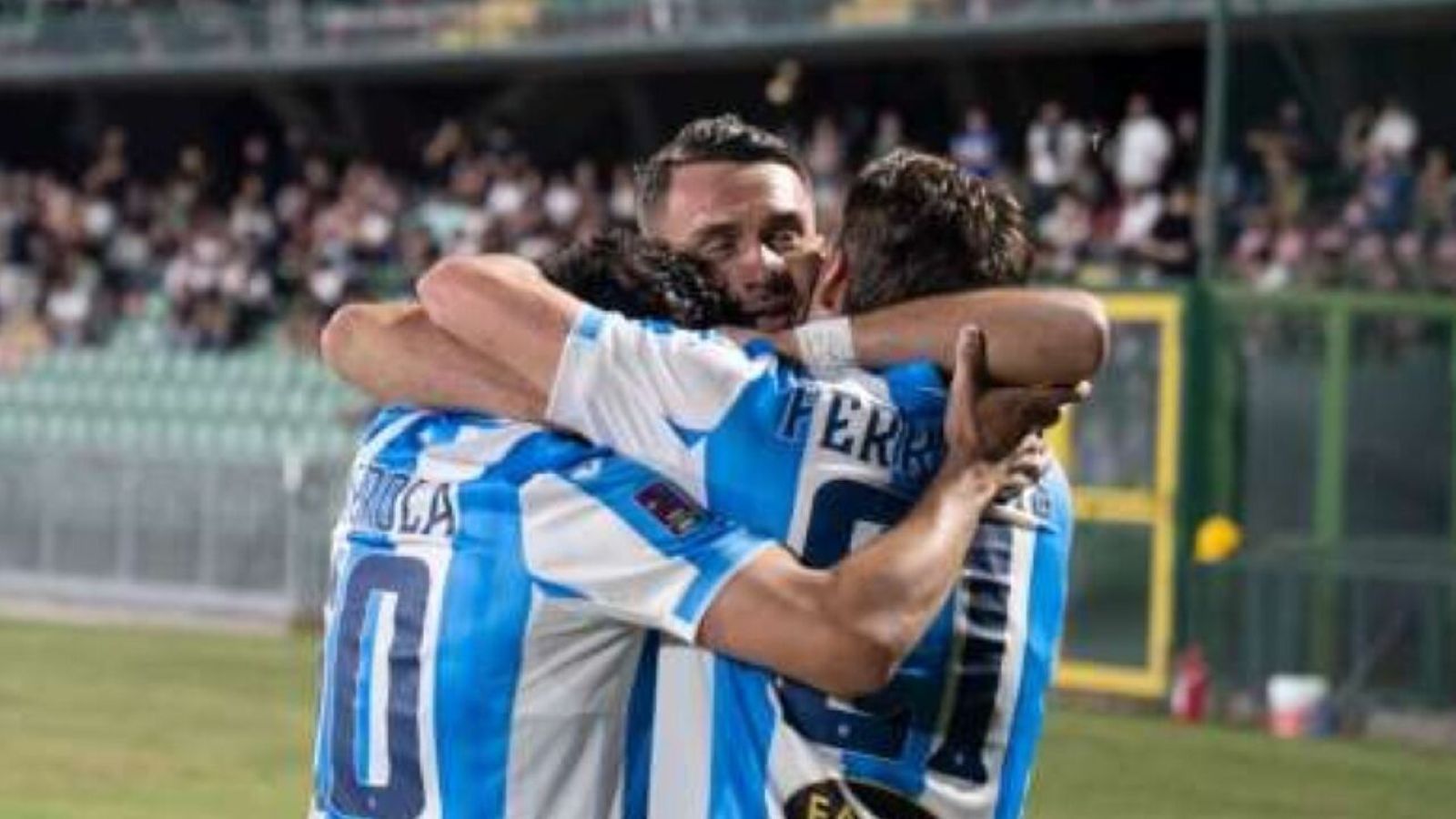 I giocatori del Pescara esultano dopo il goal a Terni