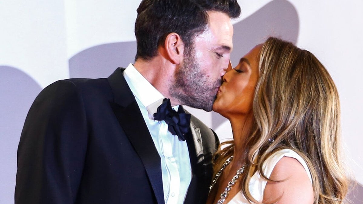 Serena Rossi: "Il bacio a Venezia tra Ben Affleck e Jennifer Lopez? Se pomici in pubblico qualcosa non va"