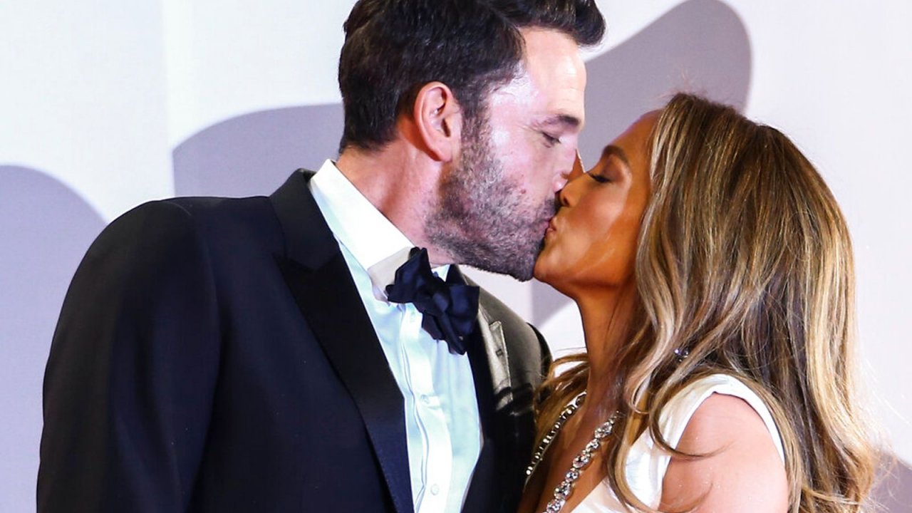 Il bacio veneziano tra Ben Affleck e Jennifer Lopez