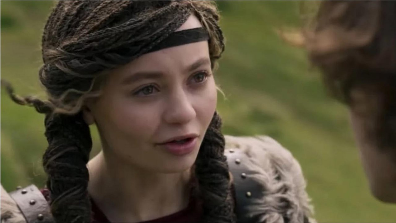 Un primo piano di Nico Parker