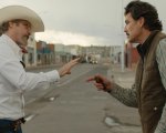Joaquin Phoenix contro Pedro Pascal nel trailer di Eddington, il 'western moderno' di Ari Aster