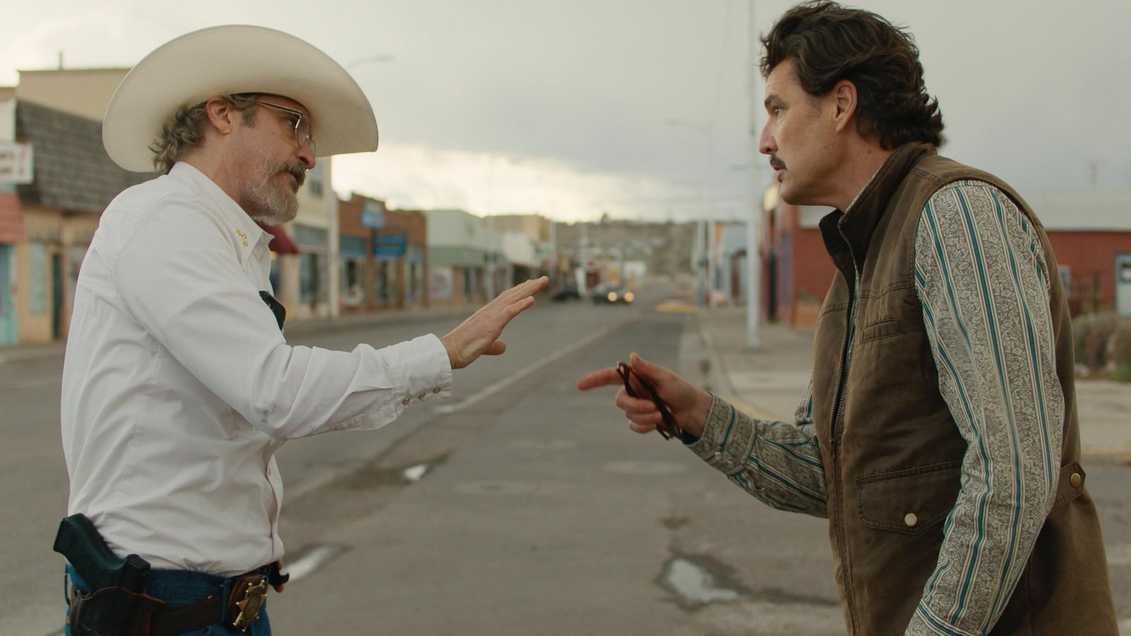 Joaquin Phoenix e Pedro Pascal nel trailer di Eddington