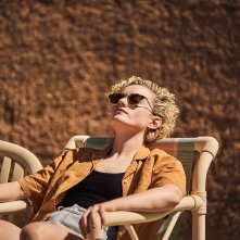 Il Royal Hotel: Julia Garner durante una scena