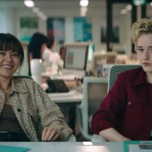 Il Royal Hotel: Jessica Henwick e Julia Garner in un frame