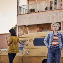 Il Royal Hotel: Jessica Henwick e Julia Garner durante una sequenza