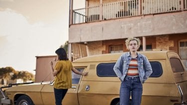 Il Royal Hotel Julia Garner Jessica Henwick Sequenza
