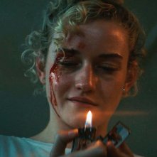 Il Royal Hotel: Julia Garner in un primo piano