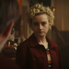Il Royal Hotel: Julia Garner in una scena