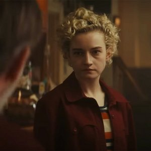 Il Royal Hotel: Julia Garner in una scena