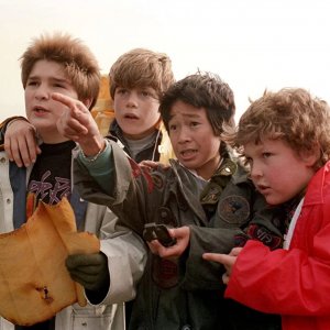 I Goonies: Sean Astin, Corey Feldman, Jeff Cohen e Jonathan Ke Quan in una scena