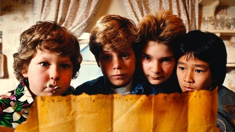 Sul set de I Goonies: Jeff Cohen, Sean Astin, Corey Feldman e Jonathan Ke Quan