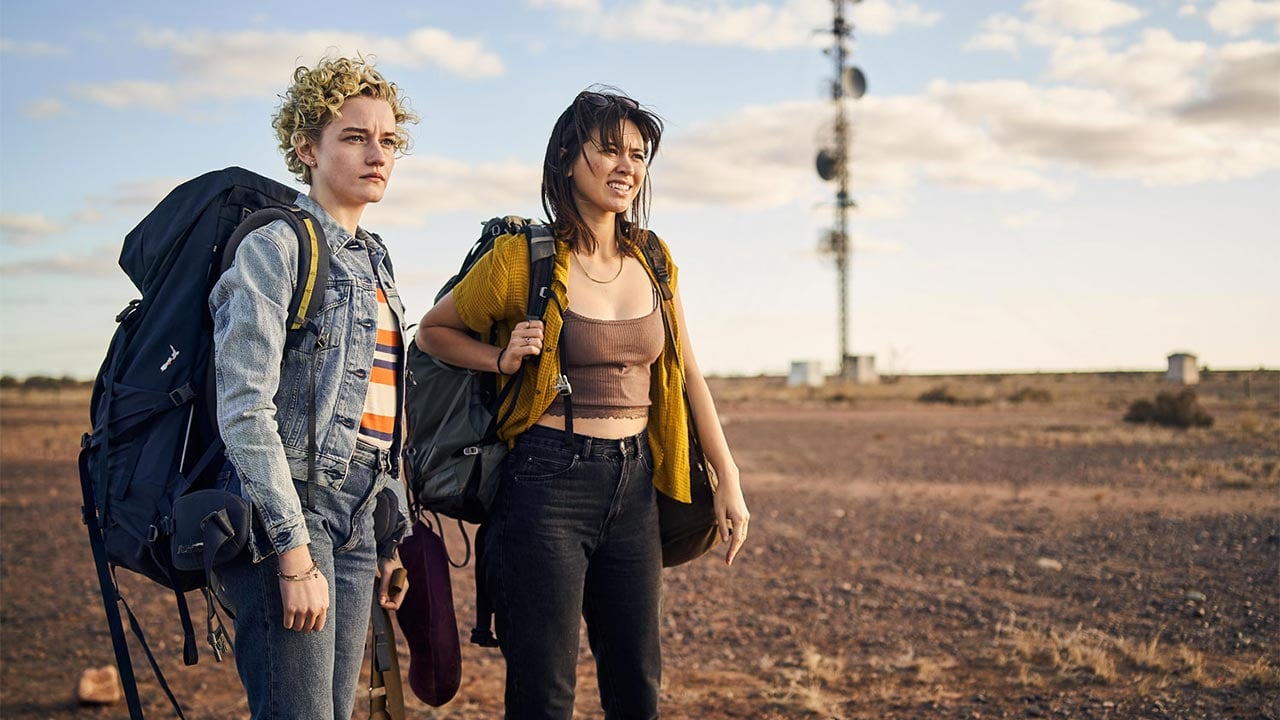 Julia Garner e Jessica Henwick nel film