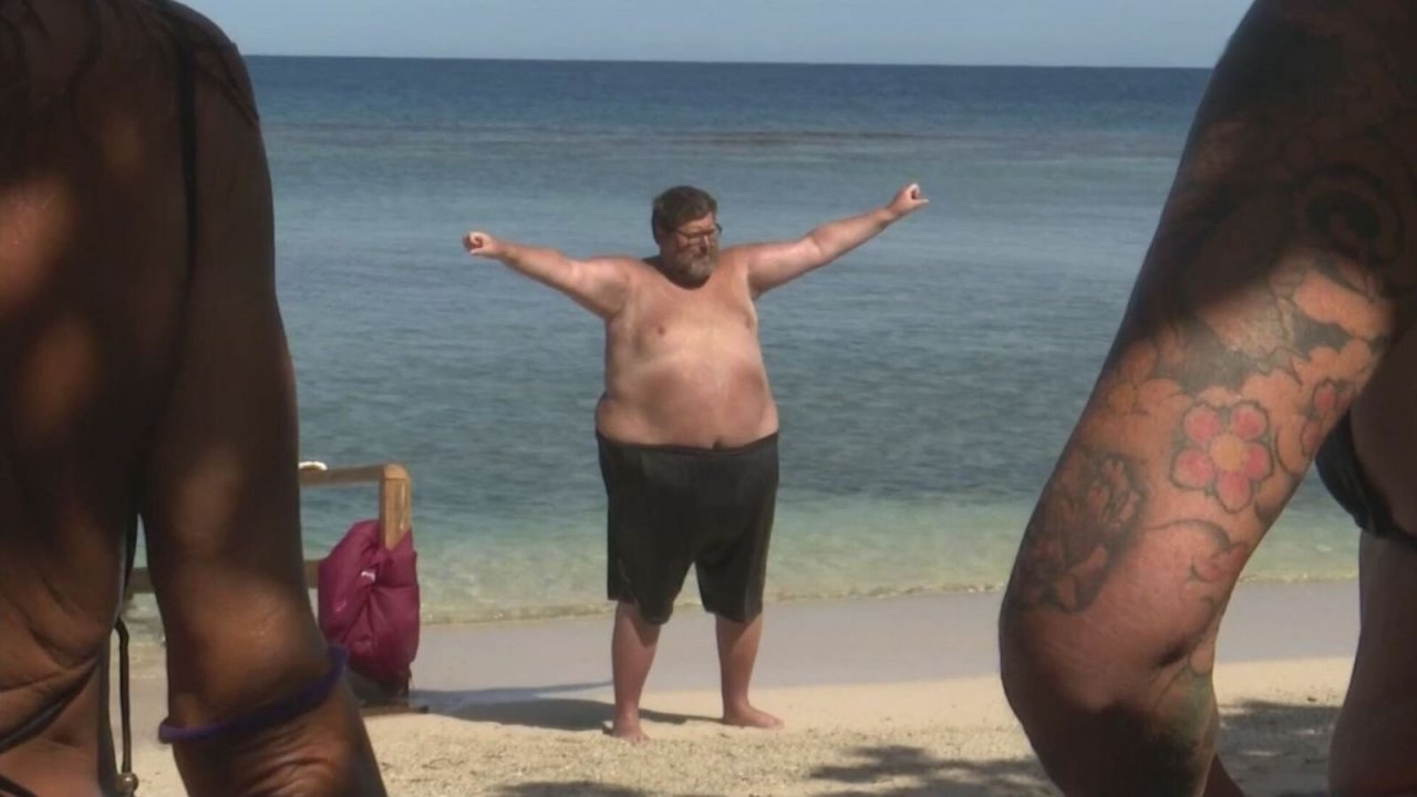 Mario Adinolfi mentre fa stretching