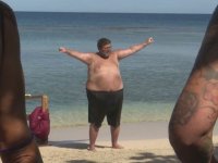 L'isola dei famosi, Adinolfi in versione fitness: stretching con Patrizia, Cristina e tanti chili in meno