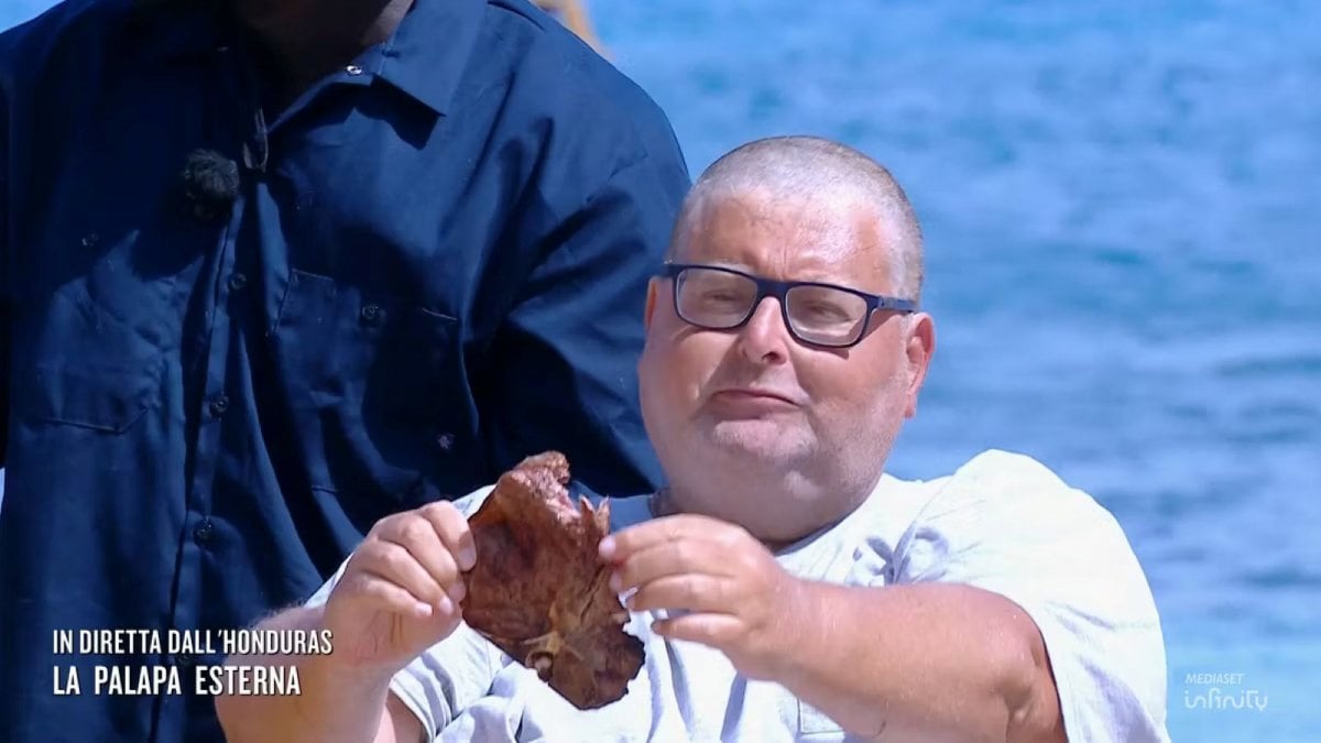 L’Isola dei Famosi, Mario Adinolfi si rasa in diretta: il nuovo look barattato con la salvezza e una bistecca