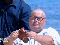 L'Isola dei Famosi, Mario Adinolfi si rasa in diretta: il nuovo look barattato con la salvezza e una bistecca