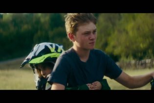 Tutto in un'estate - Trailer italiano del film di Louise Courvoisier