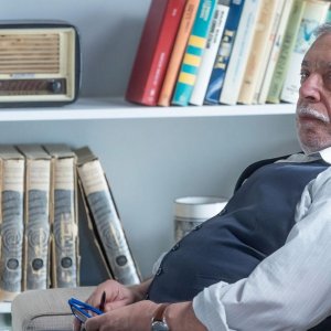 Arrivederci tristezza: Nino Frassica sul divano