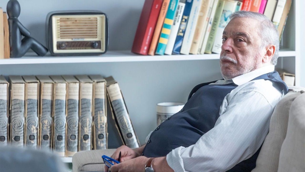 Nino Frassica seduto sul divano