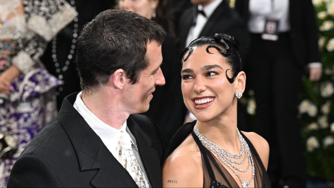 Dua Lipa e Callum Turner si sorridono sul red carpet