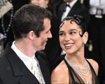 Dua Lipa e Callum Turner promessi sposi: quanto costa il prezioso anello di fidanzamento?