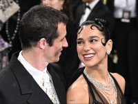 Dua Lipa e Callum Turner promessi sposi: quanto costa il prezioso anello di fidanzamento?