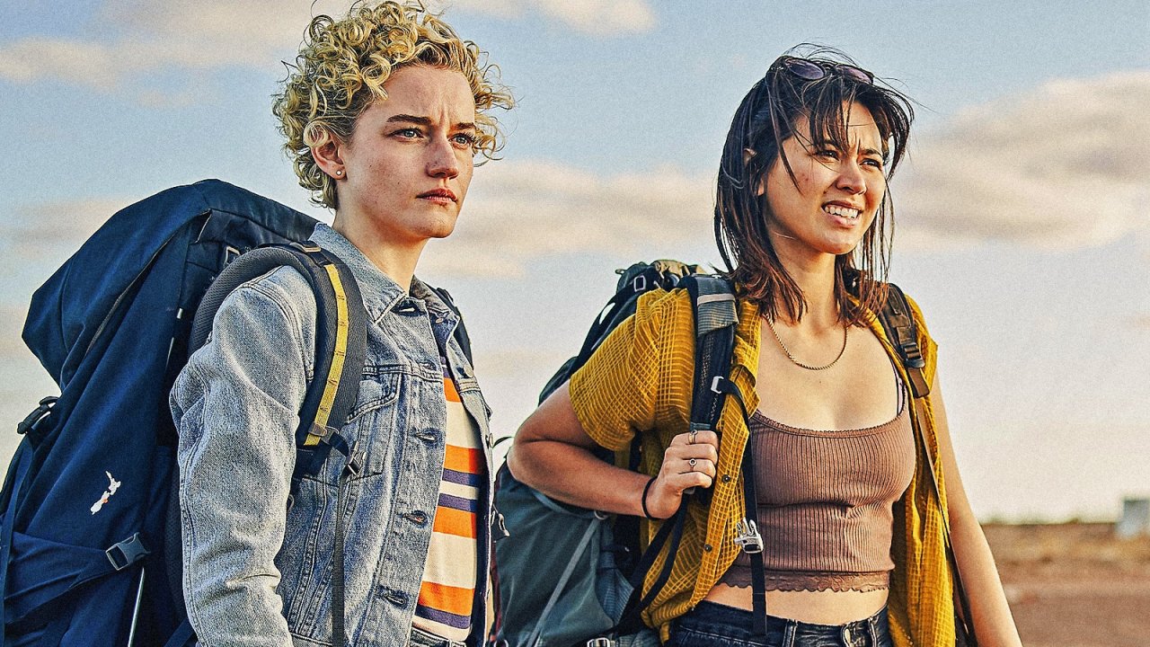 Julia Garner e Jessica Henwick nel film
